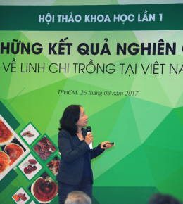 PGS TS Nguyễn Thị Thu Hương trình bày báo cáo