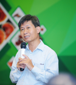 PGS TS Nguyễn Ngọc Vinh trình bày báo cáo