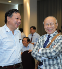GS.TSKH Trịnh Tam Kiệt và PGS.TS Dương Hoa Xô trao đổi trong giờ giải lao.