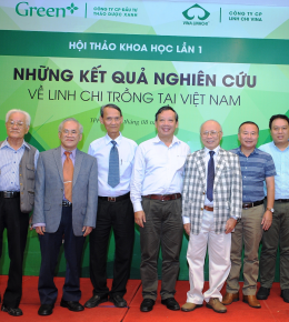 Các nhà khoa học chụp hình lưu niệm