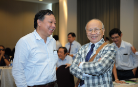 GS.TSKH Trịnh Tam Kiệt và PGS.TS Dương Hoa Xô trao đổi trong giờ giải lao.