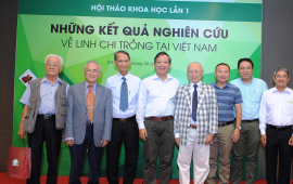Các nhà khoa học chụp hình lưu niệm