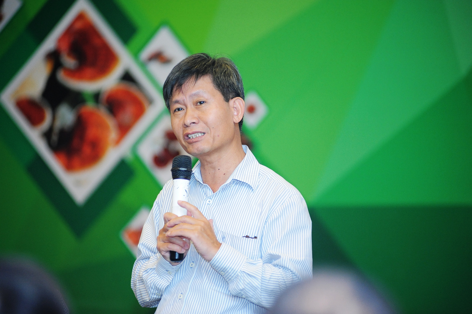 PGS TS Nguyễn Ngọc Vinh trình bày báo cáo