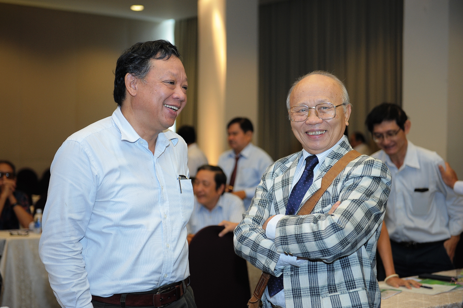 GS.TSKH Trịnh Tam Kiệt và PGS.TS Dương Hoa Xô trao đổi trong giờ giải lao.