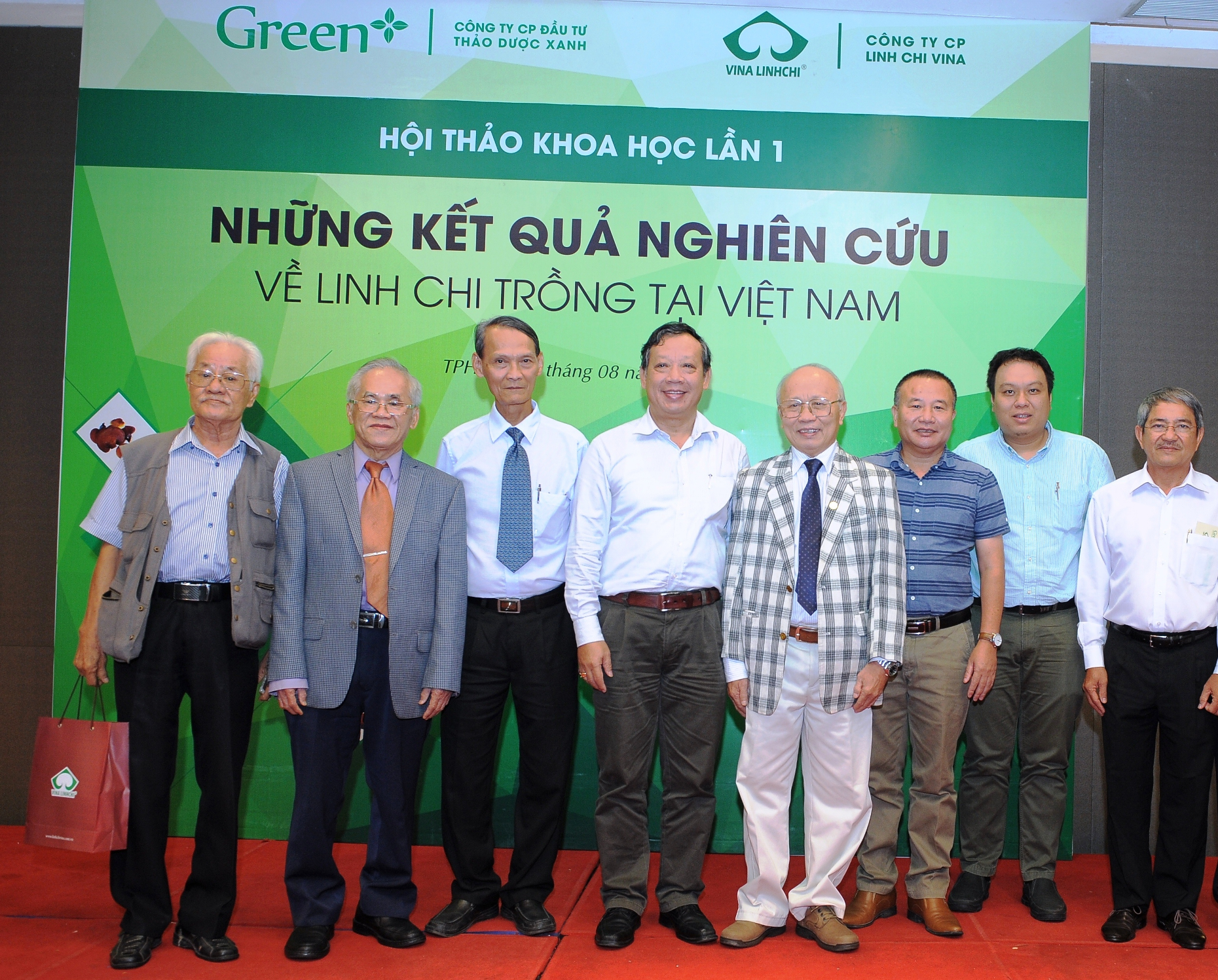 Các nhà khoa học chụp hình lưu niệm